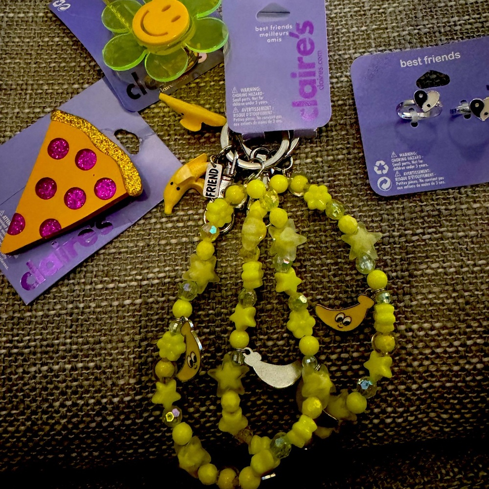 New Claire’s bundle for Girls!!(1)Pizza Clip (1)Hair Clip (2)BFF Accessories